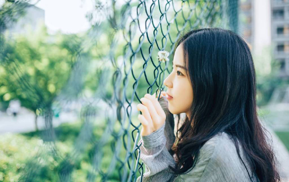 友谊能使人同舟共济，友谊能使人生活充实，五彩缤纷。